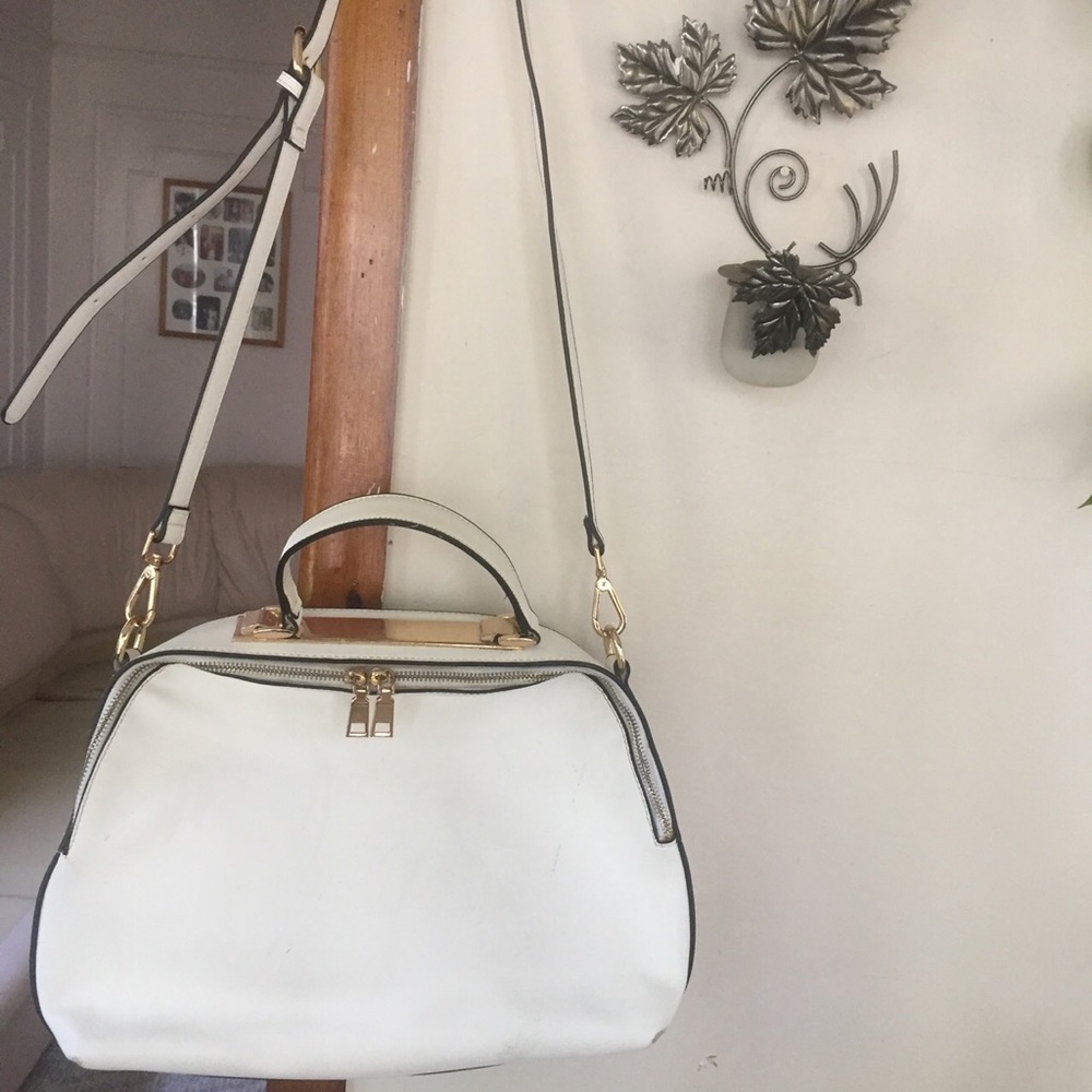 Vintage White Crossbody bag w/ Adjustable Straps!